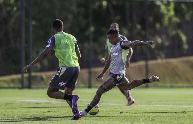 Eduardo Vargas no treino do Galo. Ele deveria começar contra a Internazionale -