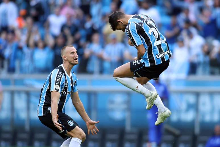De virada, Grêmio supera Atlético-GO e volta a vencer no Brasileirão