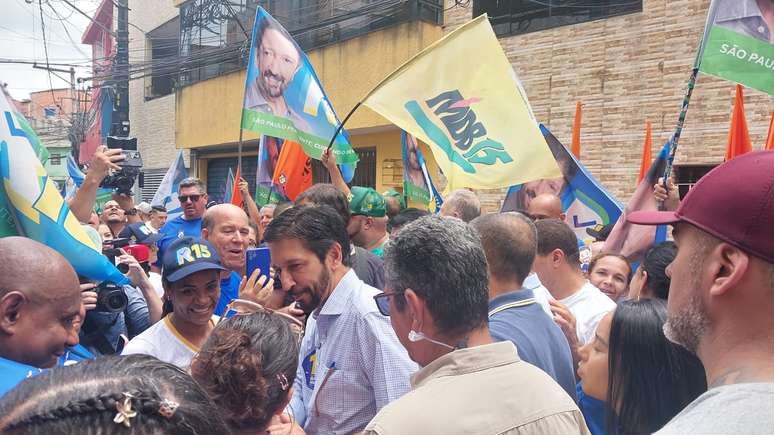 Ricardo Nunes (MDB) caminhou por Heliópolis no início da tarde deste sábado, 26