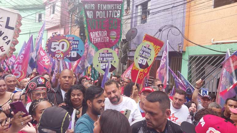 Guilherme Boulos foi tietado por eleitores na Zona Sul