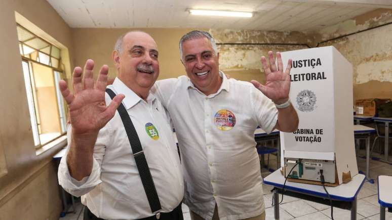Fuad Noman (PSD), prefeito reeleito (esq.), ao lado de seu vice na chapa Álvaro Damião (União)