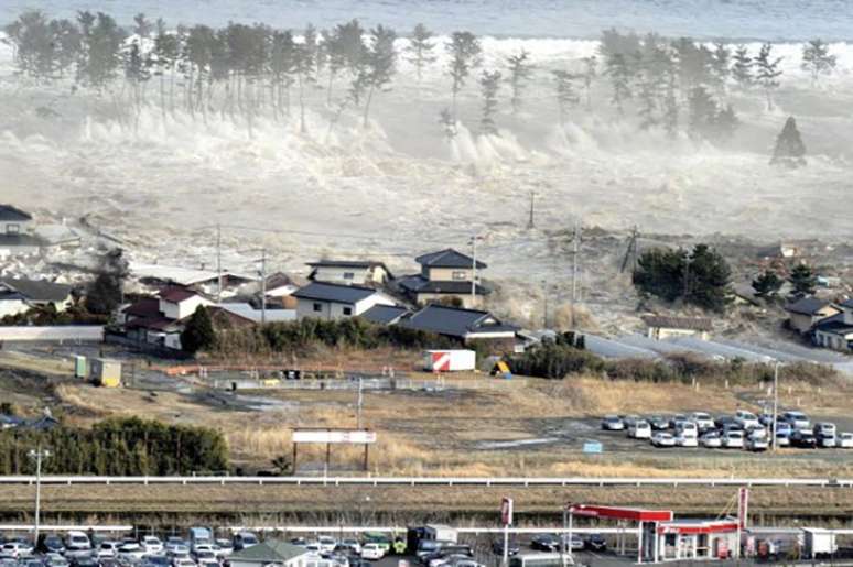 Em 2011, um terremoto de magnitude 9, seguido por tsunami (ondas de 38m de altura), arrasou a costa leste de Honshu, a maior ilha japonesa. Deixou 16 mil mortos, 5 mil feridos, 4,6 mil desaparecidos e 130 mil desabrigados (300 mil imóveis destruídos). Prejuízo de US$ 309 bilhões (R$ 1,5 trilhão).