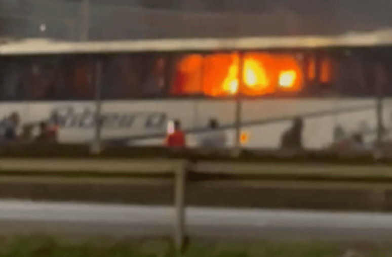 Ônibus pegando fogo –