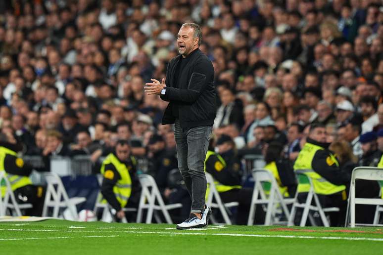 Hansi Flick durante o jogo contra o Real Madrid. 