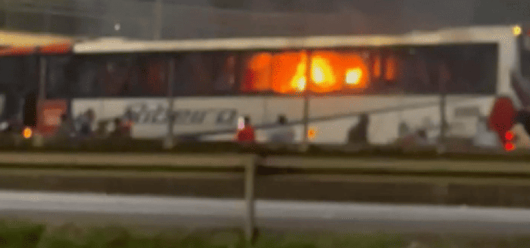 Ônibus pegando fogo –