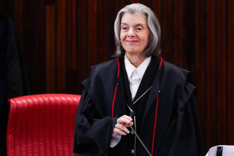 A presidente do Tribunal Superior Eleitoral (TSE) Cármen Lúcia durante a última sessão plenária realizada na manhã desta quinta-feira 3 de outubro na sede do Tribunal Superior Eleitoral (TSE), antes do primeiro turno das eleições municipais.