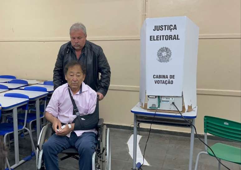 O prefeito e candidato à reeleição em Taboão da Serra (SP), José Aprígio (Podemos), votou neste domingo usando uma cadeira de rodas.