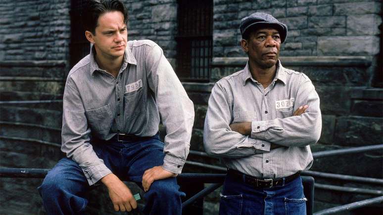 Os atores Tim Robbins e Morgan Freeman em uma cena de Um Sonho de Liberdade