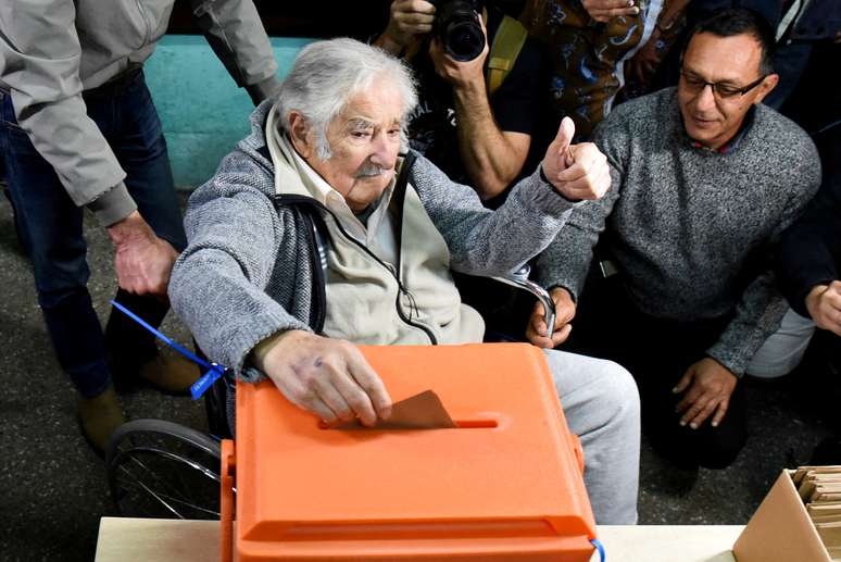 Pepe Mujica vota no Uruguai