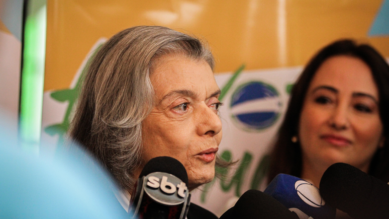 A presidente do Tribunal Superior Eleitoral (TSE), ministra Cármen Lúcia, votou na manhã deste domingo (27), no Colégio Santo Agostinho, zona sul de Belo Horizonte.