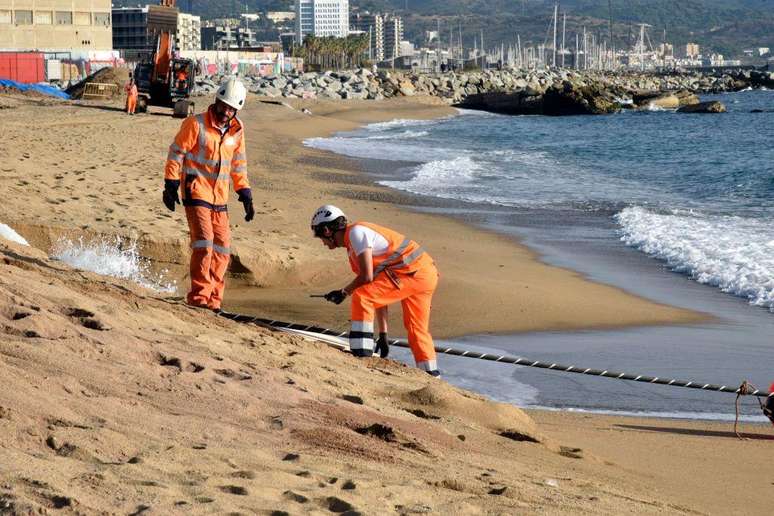 Os cabos submarinos têm a espessura de uma mangueira, para fácil instalação e reparo