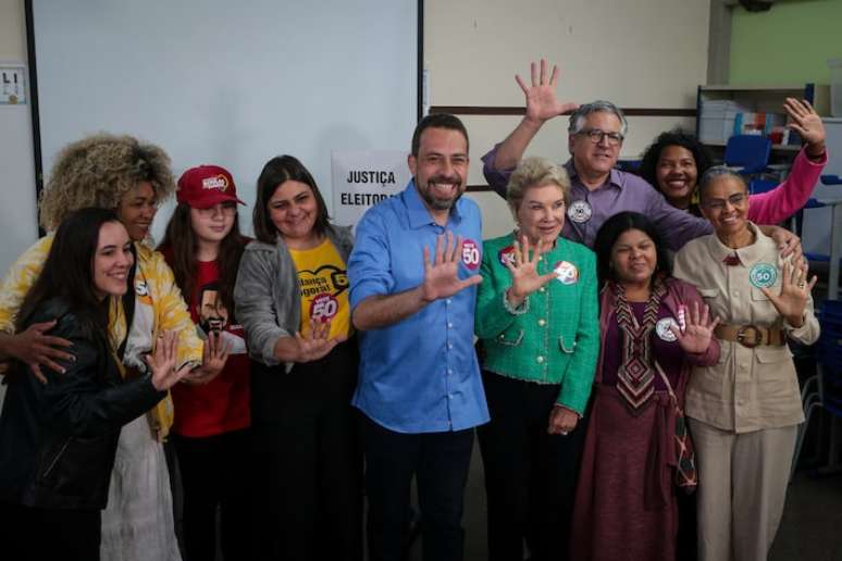 Guilherme Boulos vota ao lado de Marta Suplicy no CEU Campo Limpo..