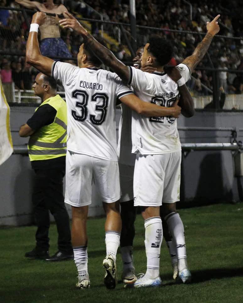 Jogadores do Botafogo comemorando o gol de Gregore. 