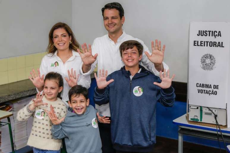 Eduardo Pimentel (PSD) durante voto Colégio Estadual Angelo Trevisan