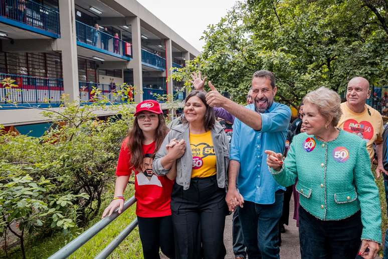 Guilherme Boulos (PSOL) vota na Zona Sul de São Paulo