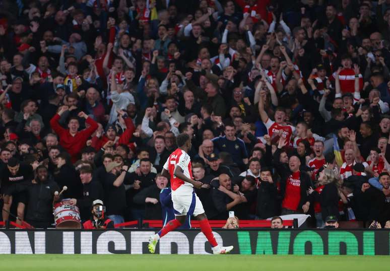 Saka celebra el primer gol del partido.