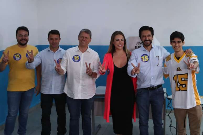 O prefeito Ricardo Nunes chegou para votar acompanhado do seu candidato a vice, Mello Araújo (PL), o governador Tarcísio de Freitas (Republicanos), sua mulher Regina e Tomás Covas, filho do ex-prefeito Bruno Covas, na escola estadual Dom Duarte, na zona sul de São Paulo.