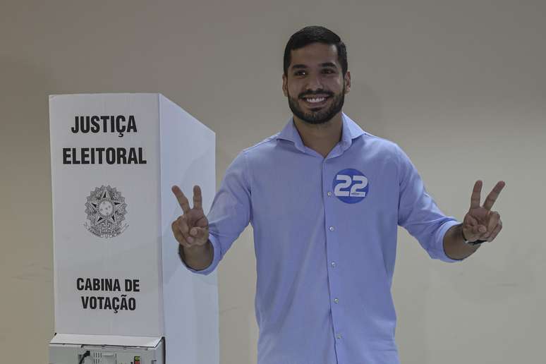 O candidato à Prefeitura de Fortaleza, André Fernandes (PL), votou neste domingo, 27