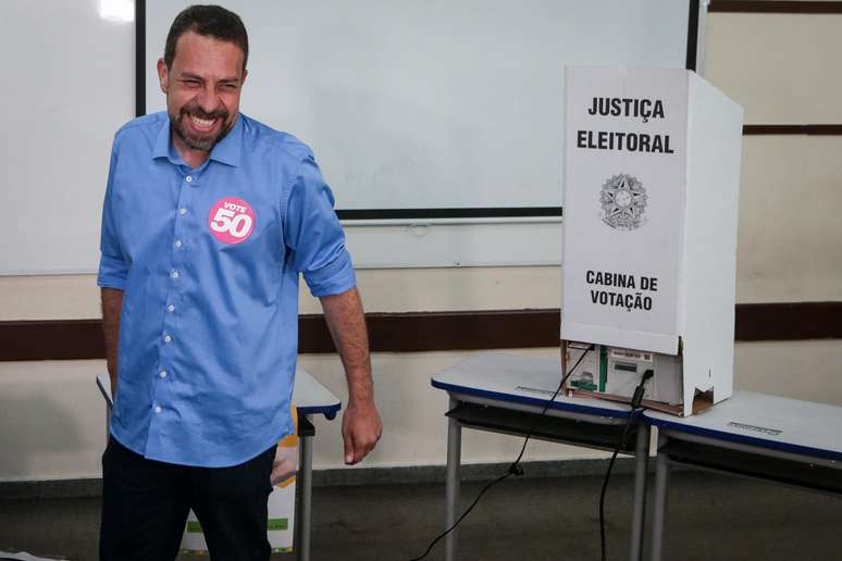  O candidato à Prefeitura de São Paulo, Guilherme Boulos (PSOL), vota no CEU Campo Limpo, na zona sul da capital paulista, na manhã deste domingo, 27 de outubro, segundo turno das eleições municipais de 2024. 