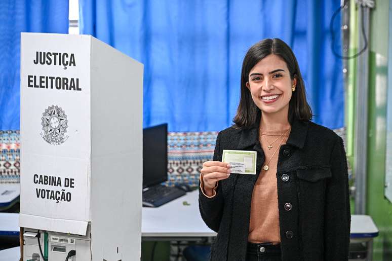 Tabata Amaral vota na Vila Missionária, em São Paulo