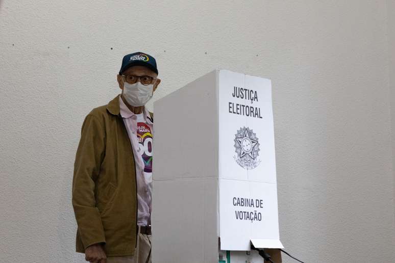 O deputado estadual Eduardo Suplicy (PT), vota no colégio Madre Alix, no Jardim Paulistano, zona oeste de São Paulo, na manhã deste domingo (27), segundo turno das eleições municipais de 2024