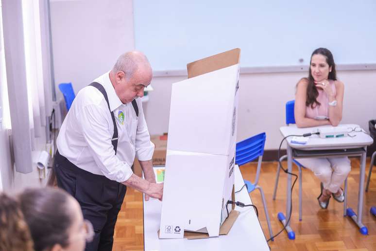 O prefeito de Belo Horizonte e candidato à reeleição, Fuad Noman (PSD), chega para votar no Colégio Decisão (antigo Izabela Hendrix) na região Centro-Sul da cidade, neste domingo (27)