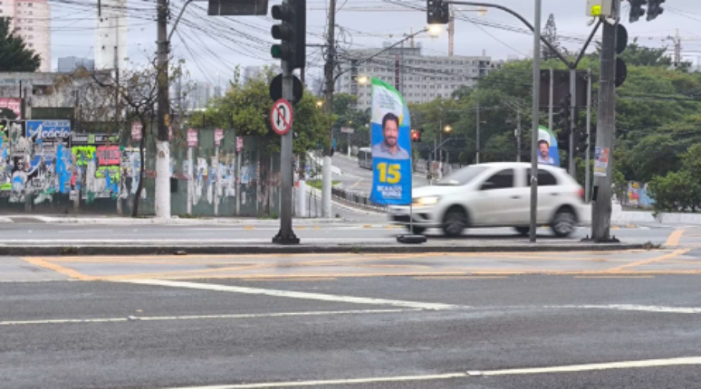 Banners com o rosto de Nunes foram vistos na manhã deste domnigo, 27, na Vila Socorro