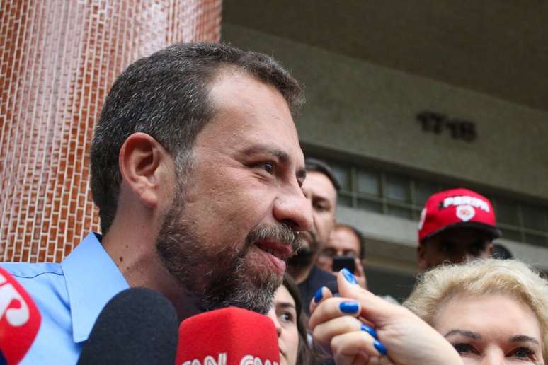 O candidato a prefeito de São Paulo, Guilherme Boulos (PSOL), fala com a imprensa ao acompanhar sua vice, Marta Suplicy (PT), em votação no colégio Madre Alix, no Jardim Paulistano, na zona oeste de São Paulo, neste domingo, 27, segundo turno das eleições municipais.