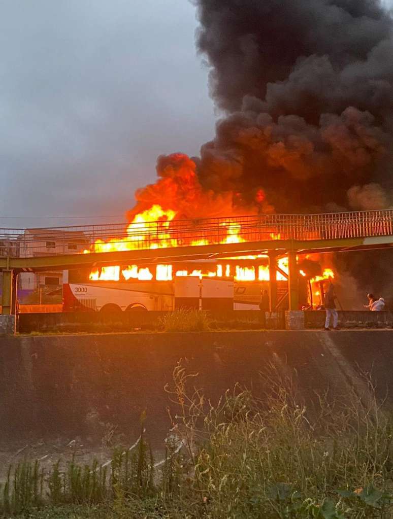 Um dos ônibus com torcedores mineiros foi incendiado