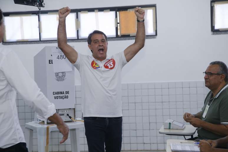 Evandro Leitão (PT) ao votar na Faculdade Farias Brito, no bairro Varjota, na capital cearense, na manhã deste domingo, 27 