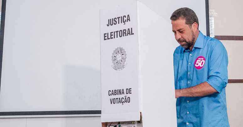 Guilherme Boulos (PSOL) vota na Zona Sul de São Paulo