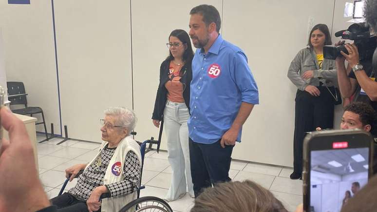 Boulos acompanha vó em votação