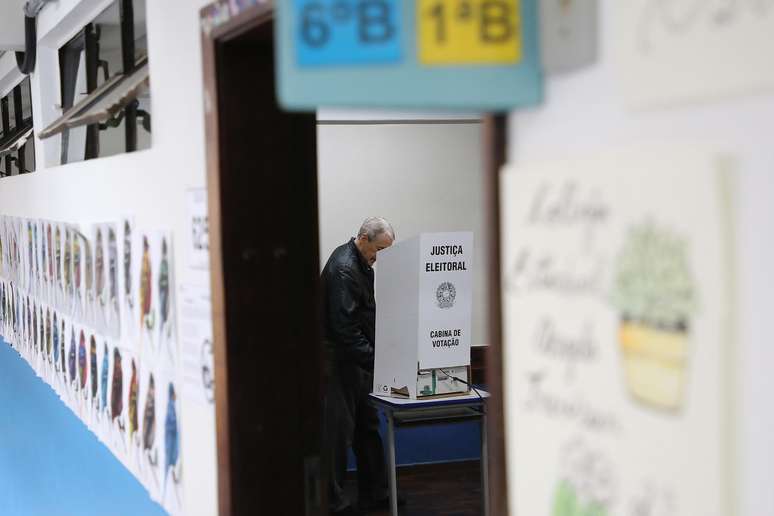 Eleitor vota na manhã deste domingo (27) no Colégio Estadual Angelo Trevisan, no bairro Vista Alegre, em Curitiba, no segundo turno das eleições de 2024. 27/10/2024