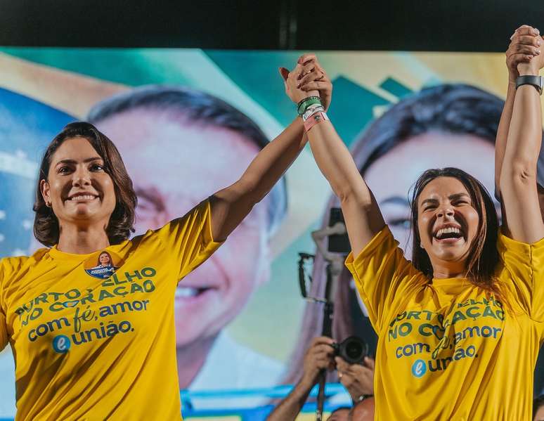 Mariana Carvalho ao lado de Michelle Bolsonaro