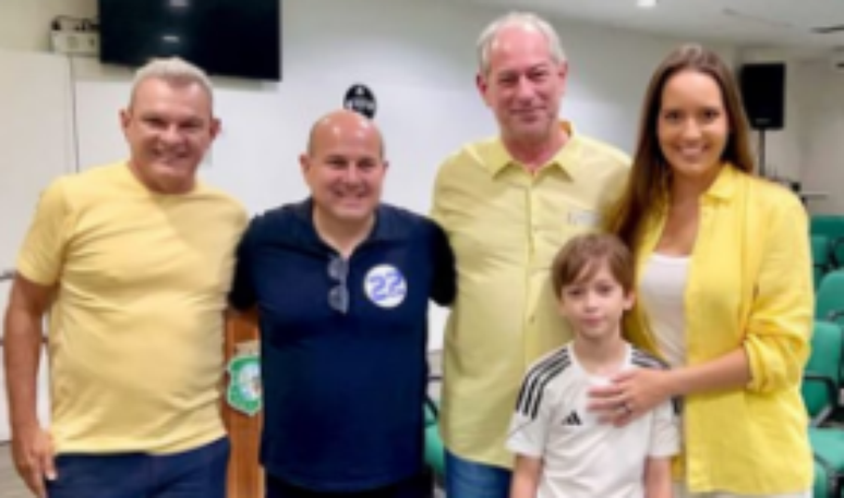 Na imagem do centro na galeria, Ciro Gomes posa com o prefeito José Sarto e Roberto Claudio à esquerda dele; Claudio participa de atos da campanha de André Fernandes.