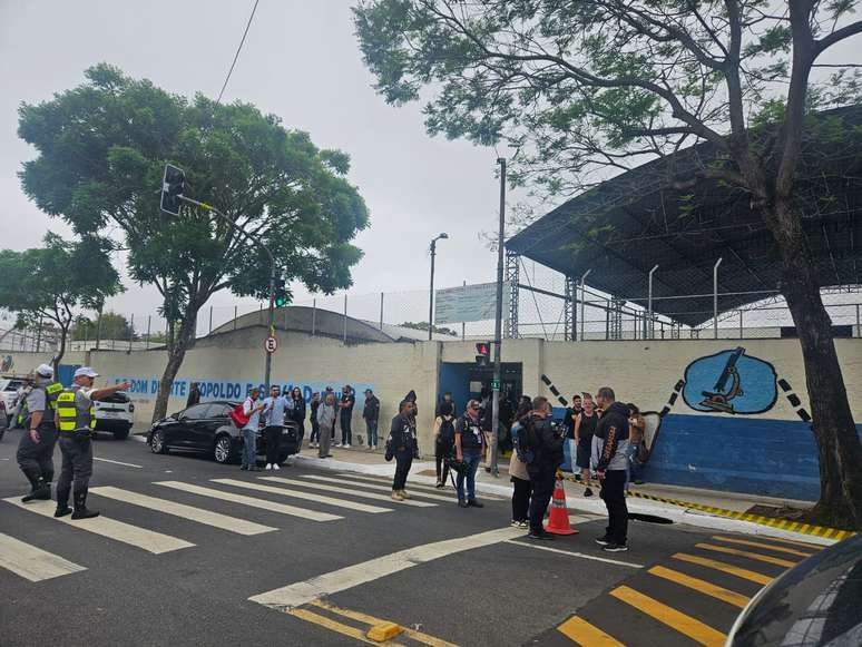 Alguns apoiadores do prefeito e candidato à reeleição, Ricardo Nunes (MDB), estavam em frente a Escola Estadual "Dom Duarte Leopoldo e Silva"