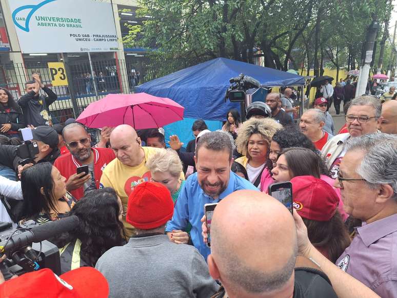 Guilherme Boulos (PSOL) chega para votar