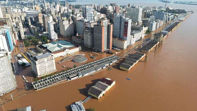 Cientistas alertam que cada vez mais pessoas vivem em áreas de risco de inundações, como o centro de Porto Alegre, no Rio Grande do Sul