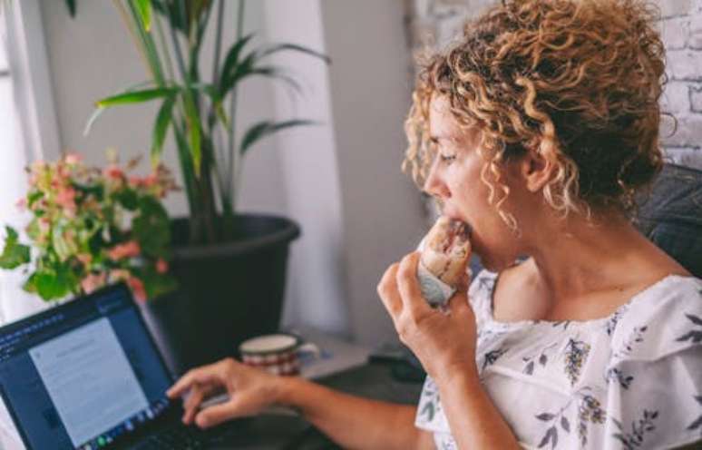 Vários estudos mostram uma relação entre a velocidade com que comemos e os fatores de risco cardiovascular, níveis elevados de triglicerídeos e maiores chances de desenvolver síndrome metabólica ou sobrepeso. Simona pilolla 2 / Shutterstock