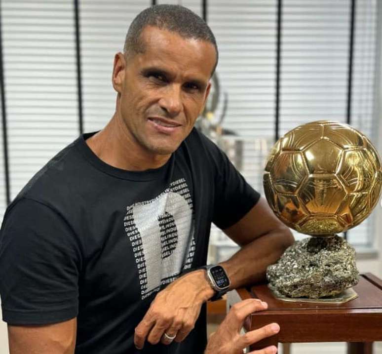 Rivaldo com o prêmio 