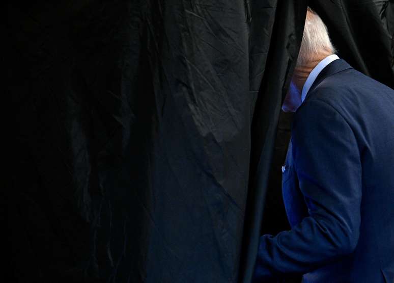 Joe Biden registrou seu voto com antecedências nos Estados Unidos 