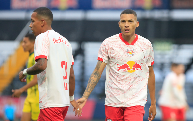 Vinícius Lago e Vitinho Mota, jogadores do time sub-23 do Red Bull Bragantino. 