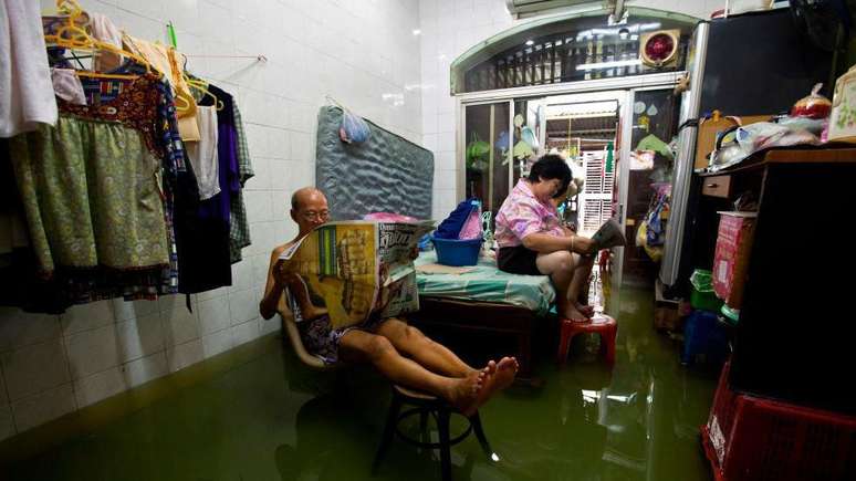 Medidas preventivas para proteger sua casa contra inundações não são garantia de sucesso, como visto nesta em uma casa em Bangkok