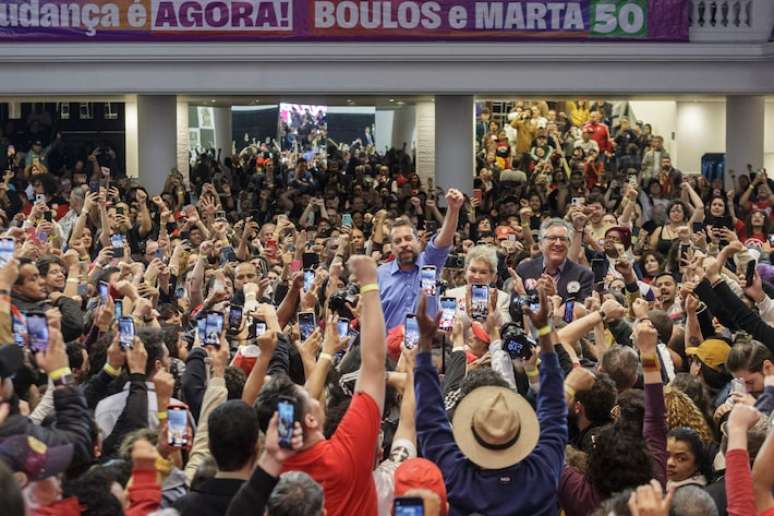 O candidato Guilherme Boulos (PSOL) durante coletiva de imprensa após resultado da final da apuração das eleições municipais em São Paulo