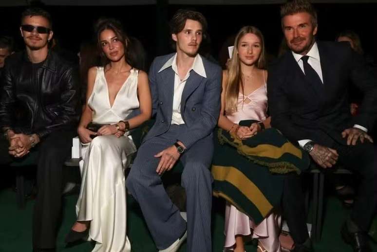 Beckham (direita) ao lado dos filhos e da nora, Jackie Apostel (segunda da direita para a esquerda) na Semana de Moda de Paris –