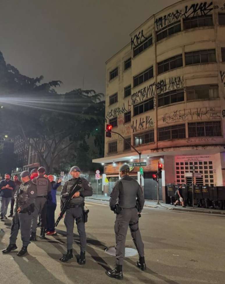 Cerca de 50 pessoas que ocuparam um imóvel vazio na Avenida 9 de Julho, no centro de São Paulo, foram retirados pela PM