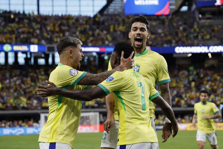 Vinícius Júnior comemorando um de seus gols contra o Paraguai –