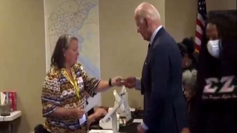 Joe Biden vota antecipadamente na candidata Kamala Harris