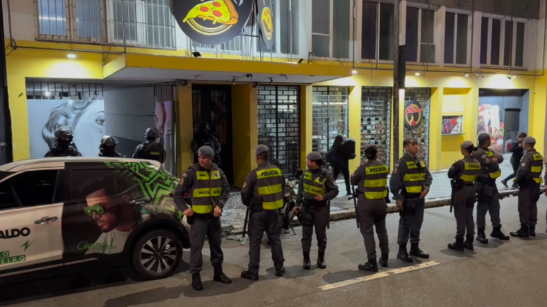 Polícia Militar em frente a um prédio na avenida 9 de Julho