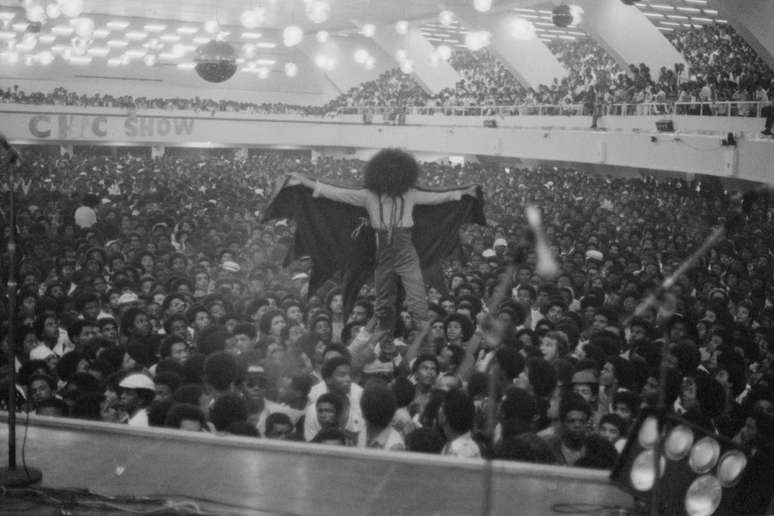 Nelsão erguido no show de James Brown realizado pela Chic Show no ginásio da Sociedade Esportiva Palmeiras, em 11/11/1978.